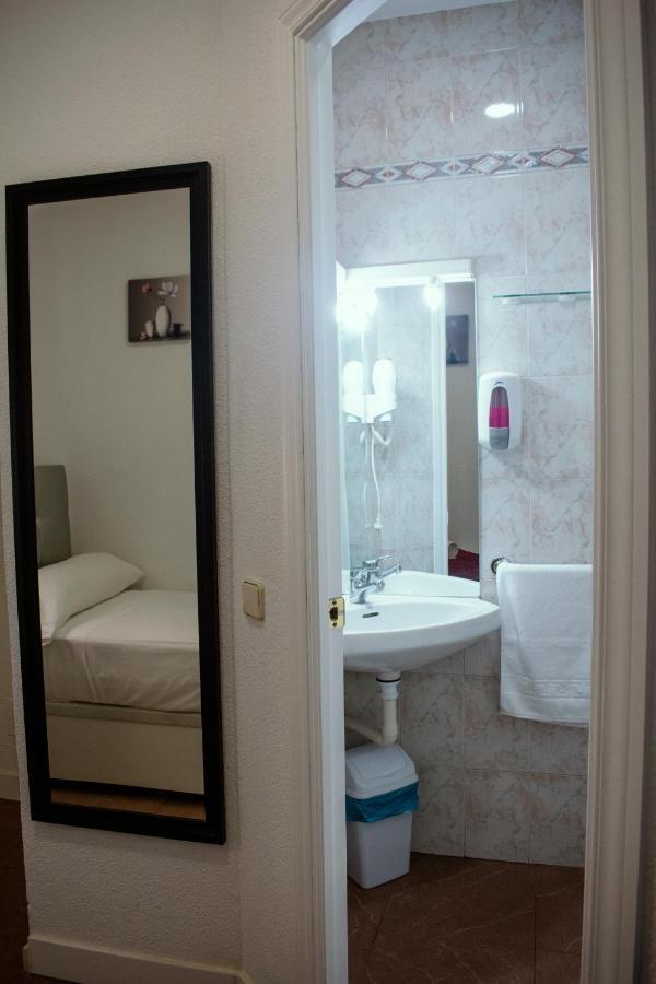 Hostal Artico Madryt Zewnętrze zdjęcie